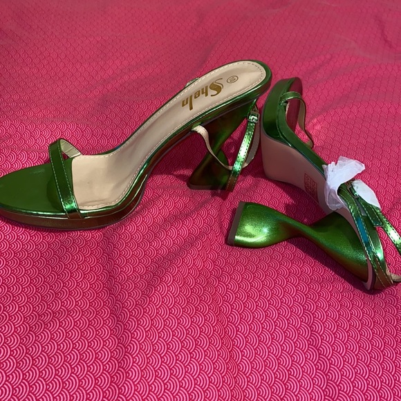 A beautiful pair of green spiral heels, easy to walk in & great for any occasion - Picture 2 of 6
